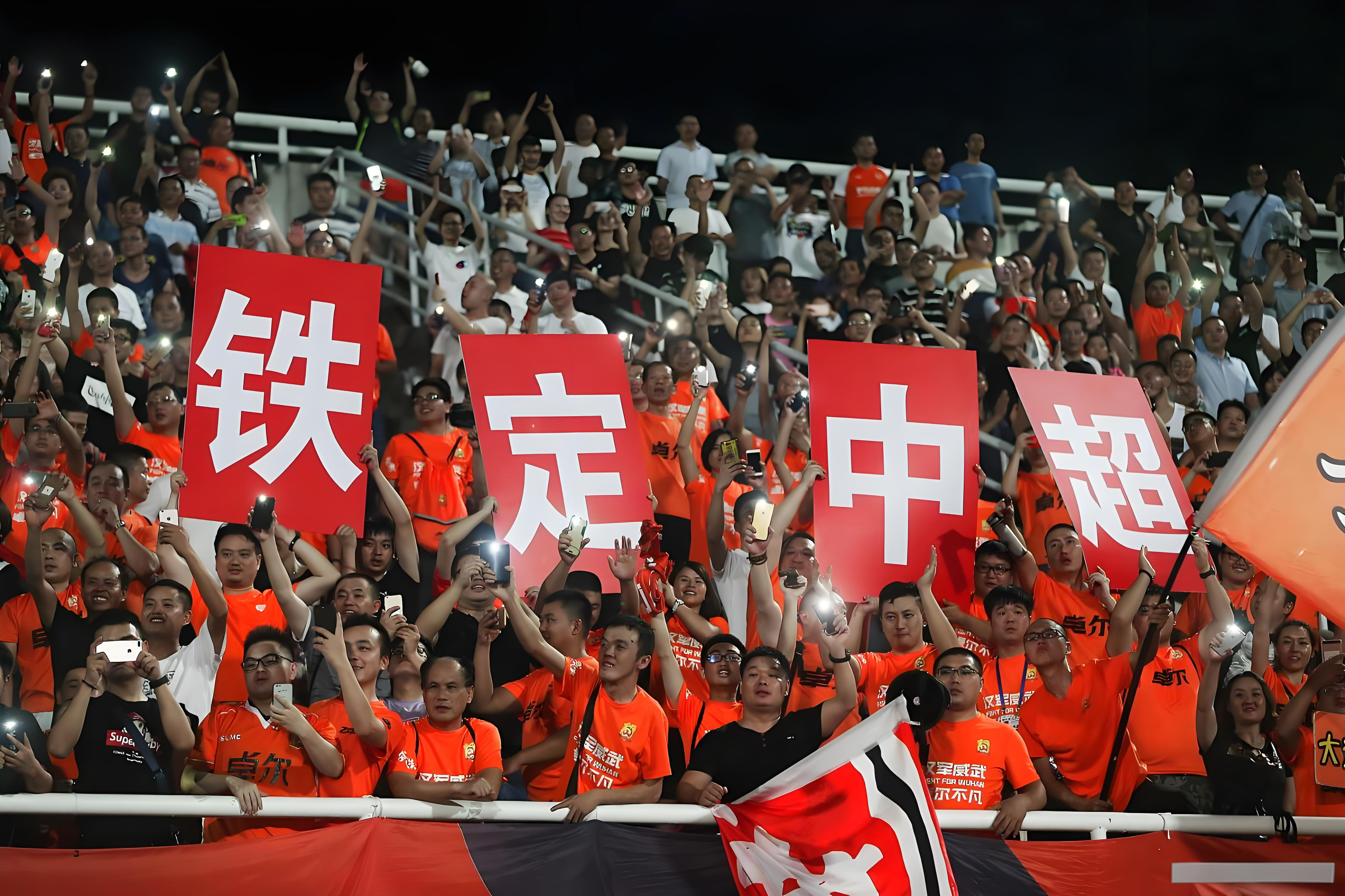 集结日豪取连胜引欢呼里程碑夜上海海港复出首秀之后，赛后托特纳姆备战法甲